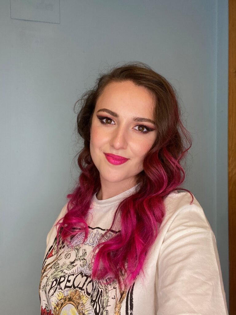 Sandra maquilladora profesional, mujer de pelo rosa y maquillaje creativo