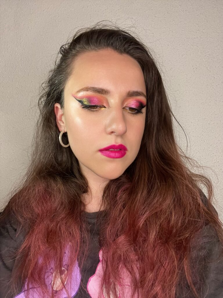 Sombra de ojos duocromo en verde y fucsia, maquillaje que cambia con la luz