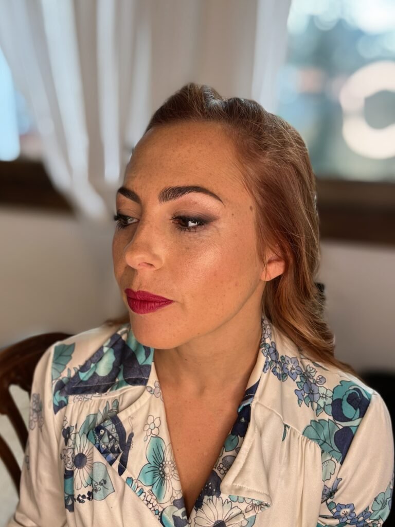 Maquillaje de novia con ahumado difuminado en tonos marrones mate. Maquillaje de novia con labio rojo.