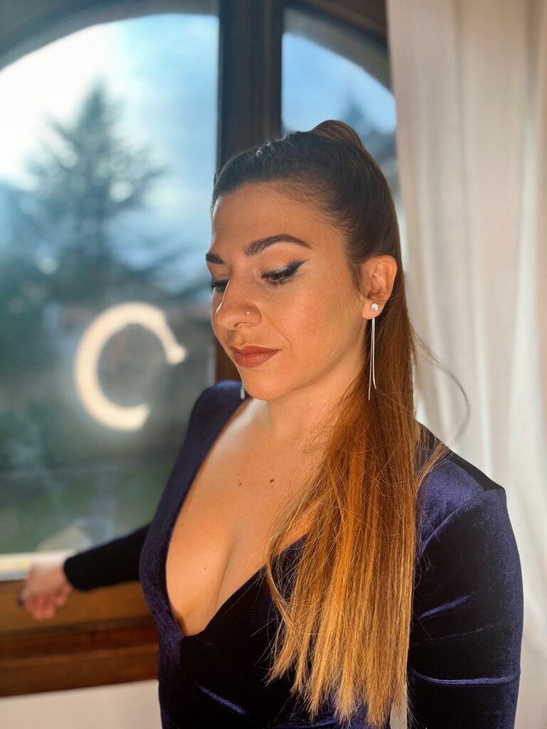 Maquillaje para invitada con vestido azul eléctrico, eyeliner en azul eléctrico y negro con sombreado anaranjado y labios nude. Maquillaje para piel acnéica