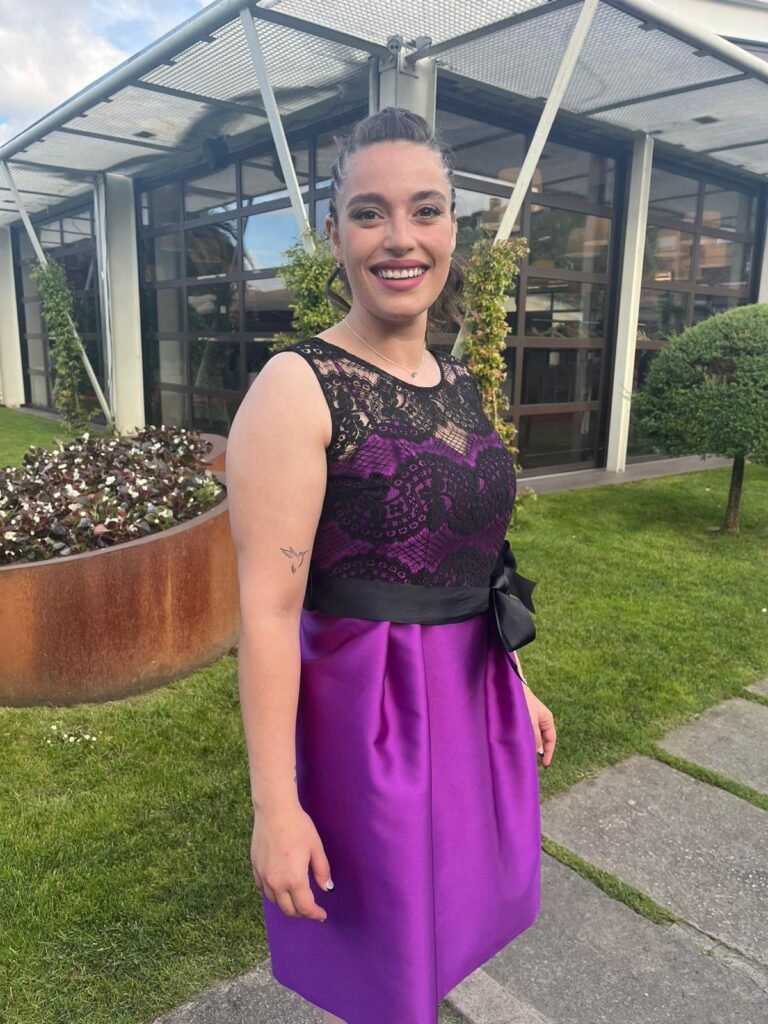 Maquillaje para invitada con eyeliner marcado y labios fucsia, maquillaje con aerógrafo.