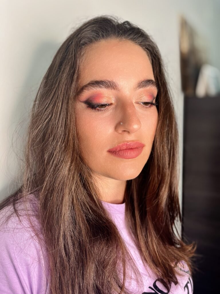 Maquillaje colorido en tonos fucsia, naranja y dorado y labios rosa. Maquillaje creativo de invitada. Maquillaje original para invitada.