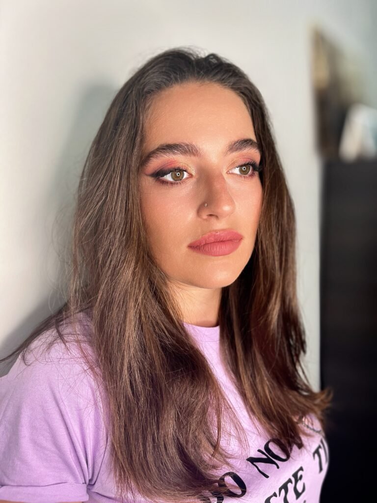 Maquillaje colorido en tonos fucsia, naranja y dorado y labios rosa. Maquillaje creativo de invitada. Maquillaje original para invitada.
