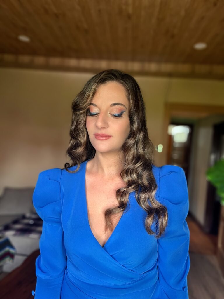 Maquillaje de invitada con aerógrafo con eyeliner azul